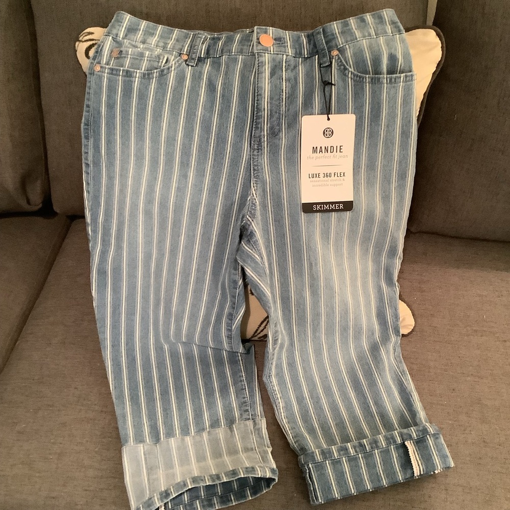 Bandolino capris.  New.   So small